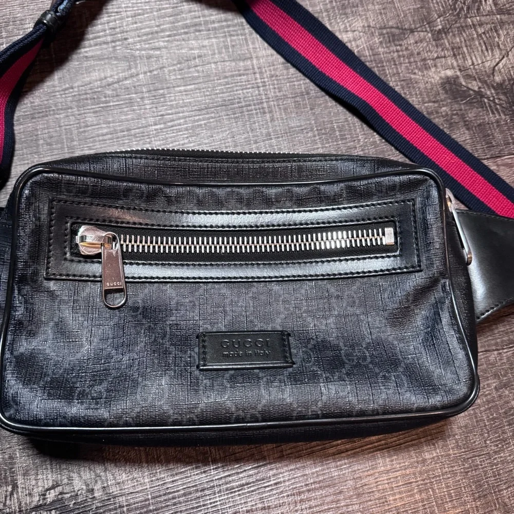 Gucci GG Supreme body bag in black with a red and blue web strap - Picture 16 of 16